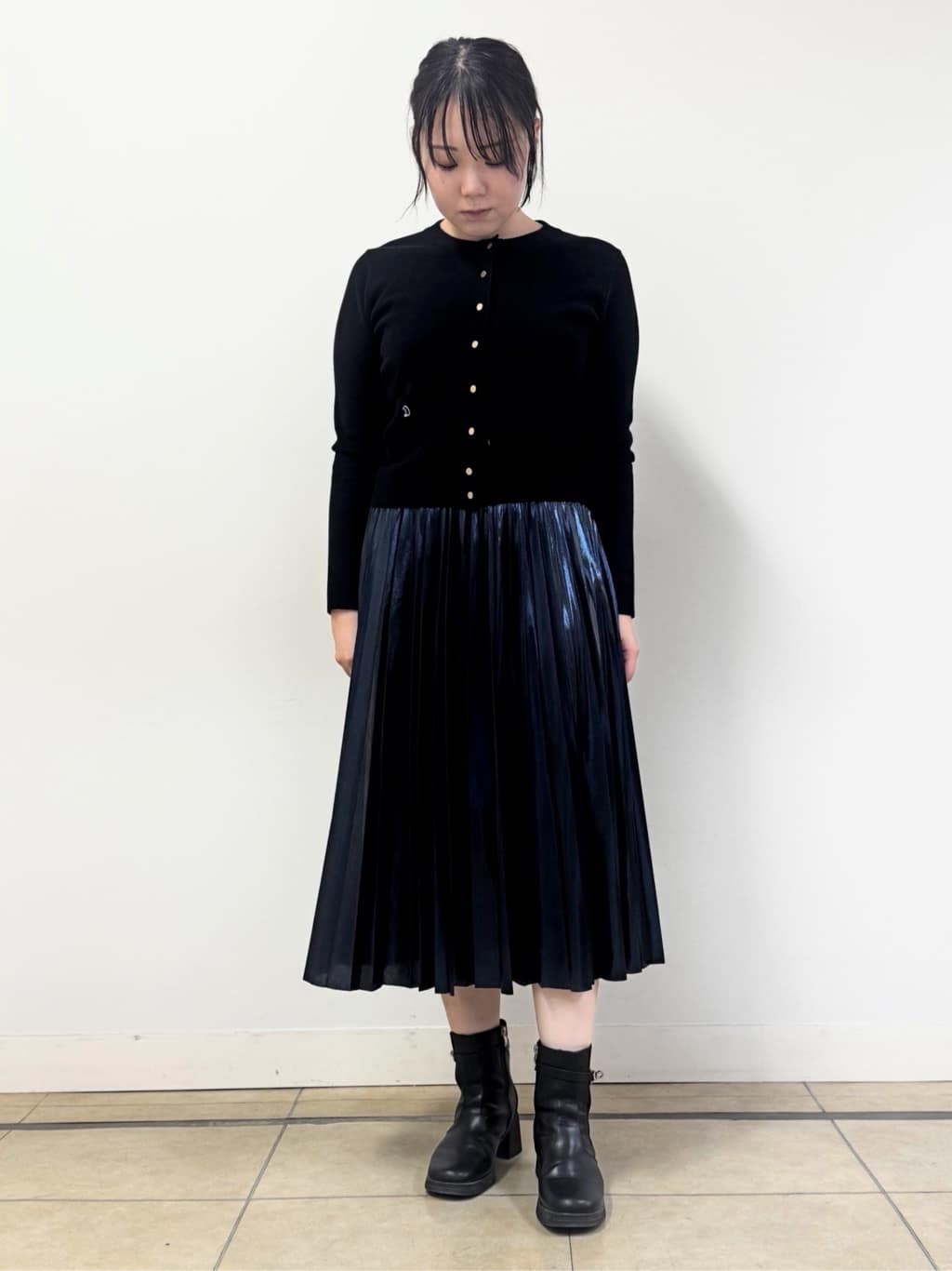 なかもとあきさんの「DRESSTERIOR｜◆【洗える/ストレッチ性/オンオフ】箔プリントプリーツスカート」を使ったコーディネート