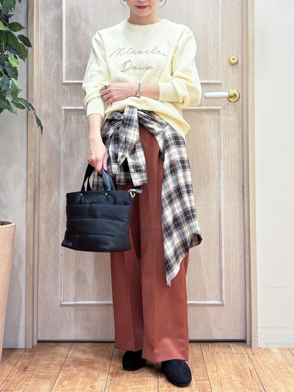 なみさんの「SHOO･LA･RUE｜【洗濯機可/ちくちくしにくい】大人のための スウェットライク刺繍ロゴニット」を使ったコーディネート