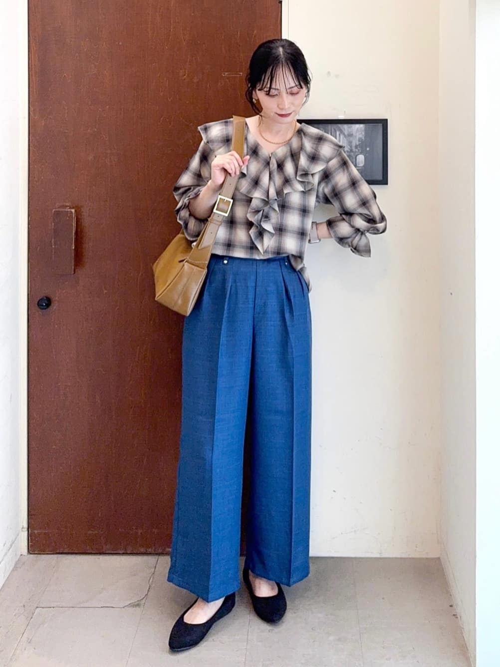 𝐇𝐢𝐫𝐨𝐦𝐢さんの「SHOO･LA･RUE｜【S-LL】1枚で華やか チェック柄フリルブラウス」を使ったコーディネート