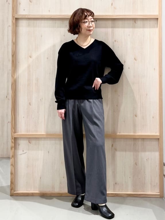 nakoさんの「THE SHOP TK｜【すっきりシルエットが叶う】大人のためのVネックニット/毛玉になりにくい/静電気防止/洗濯機OK」を使ったコーディネート