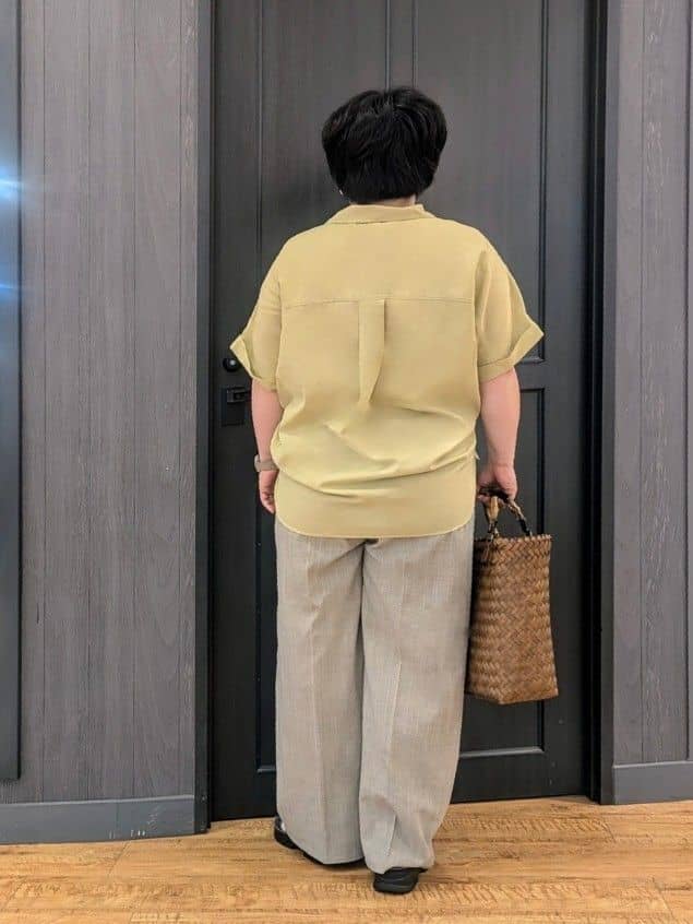 エリオットさんの「SHOO･LA･RUE｜【S-LL/UV/接触冷感/抗菌防臭】体型を自然にカバー フレンチリネンブレンド襟付ドルマンシャツ」を使ったコーディネート