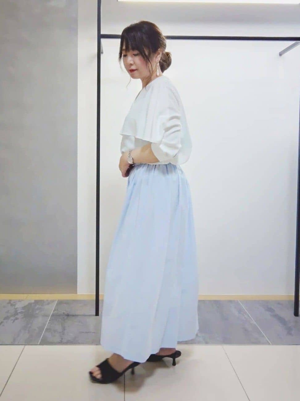 TOMOMIさんの「INDIVI｜【クールエアー素材／UVケア／セットアップ可能】エアリーフレアパンツ」を使ったコーディネート
