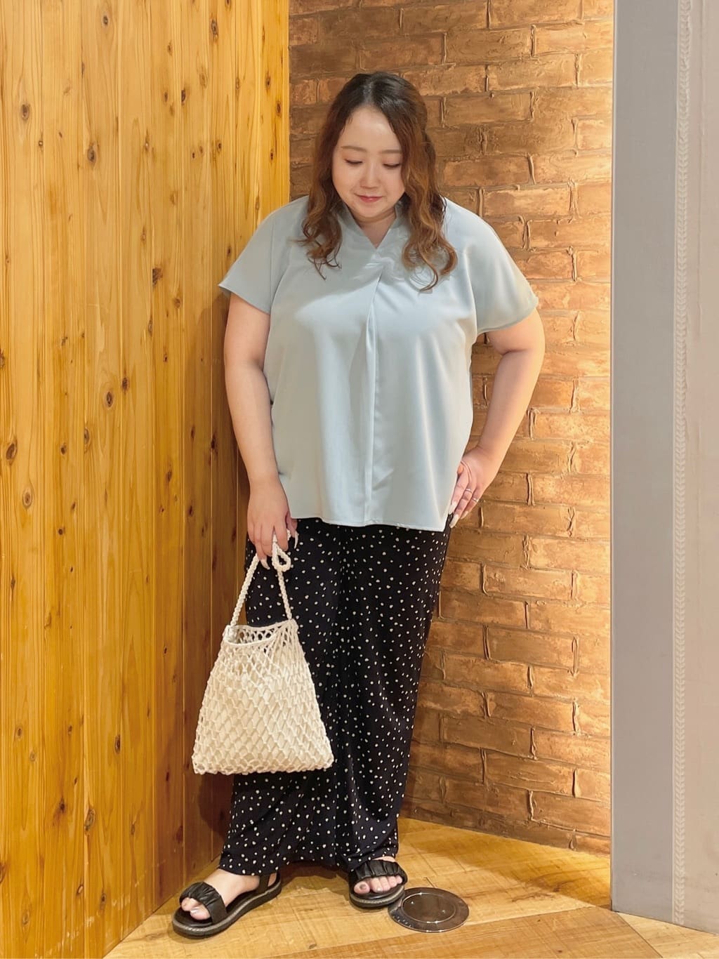 Risaさんの「SHOO･LA･RUE｜【洗える/S-LL/プチプラ】さらっとすっきりきれい見え スキッパーブラウス」を使ったコーディネート