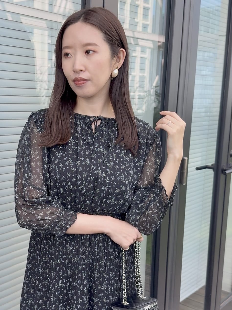 teiさんの「Couture brooch｜【一枚で着映える・花柄・通勤】前後2WAYシフォン楊柳小花ワンピース」を使ったコーディネート