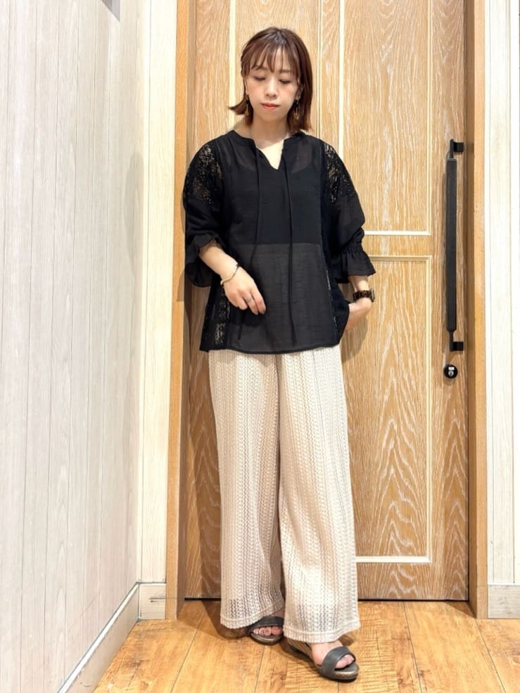 meiさんの「SHOO･LA･RUE｜【着丈選べる】一枚でこなれ見え サイドレースブラウス」を使ったコーディネート
