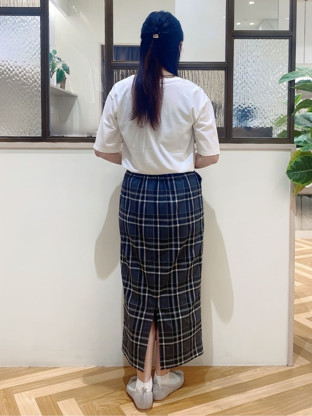 yayoiさんの「grove｜さっと二の腕カバー　大人な抜け感シアーラグランVネックカーデ」を使ったコーディネート