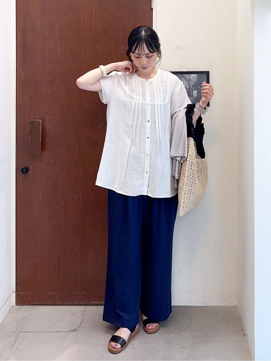 𝐇𝐢𝐫𝐨𝐦𝐢さんの「SHOO･LA･RUE｜【S-LL/ひんやり/UV】手の甲まで隠れる トッパーカーディガン」を使ったコーディネート