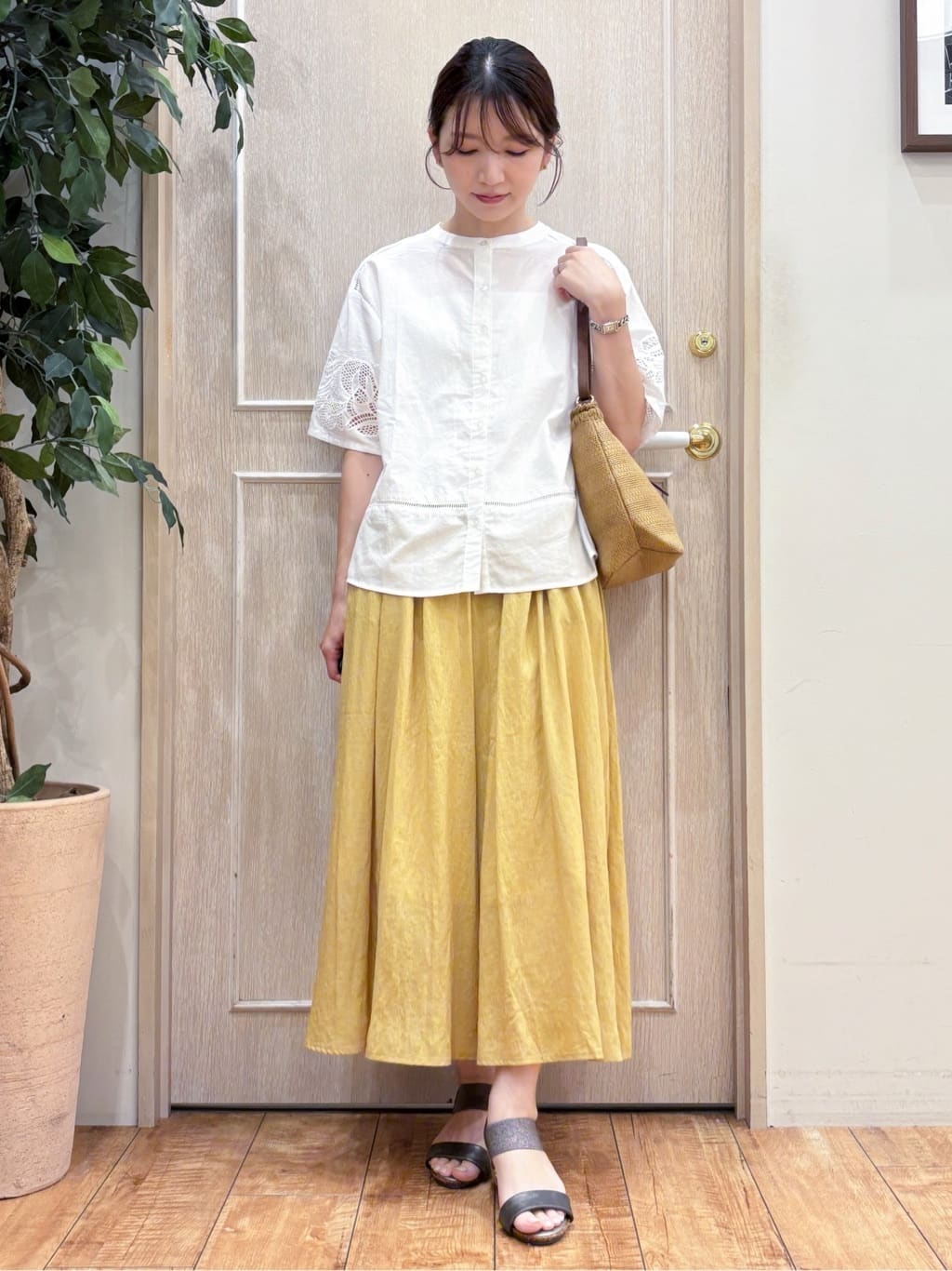 なみさんの「SHOO･LA･RUE｜【S-LL/6分袖】レースデザインで華やか見え お袖刺繍ブラウス」を使ったコーディネート