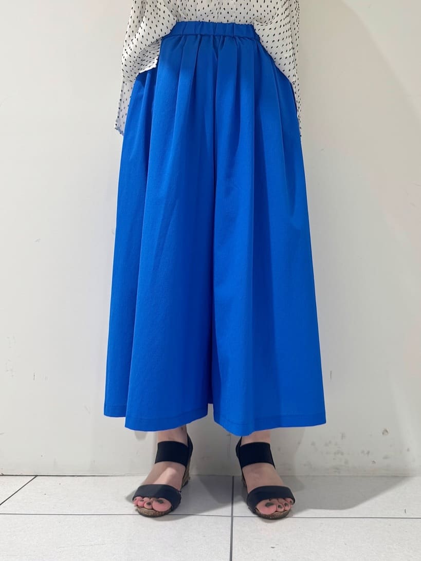 そんさんの「INDIVI｜【クールエアー素材／UVケア／セットアップ可能】エアリーフレアパンツ」を使ったコーディネート