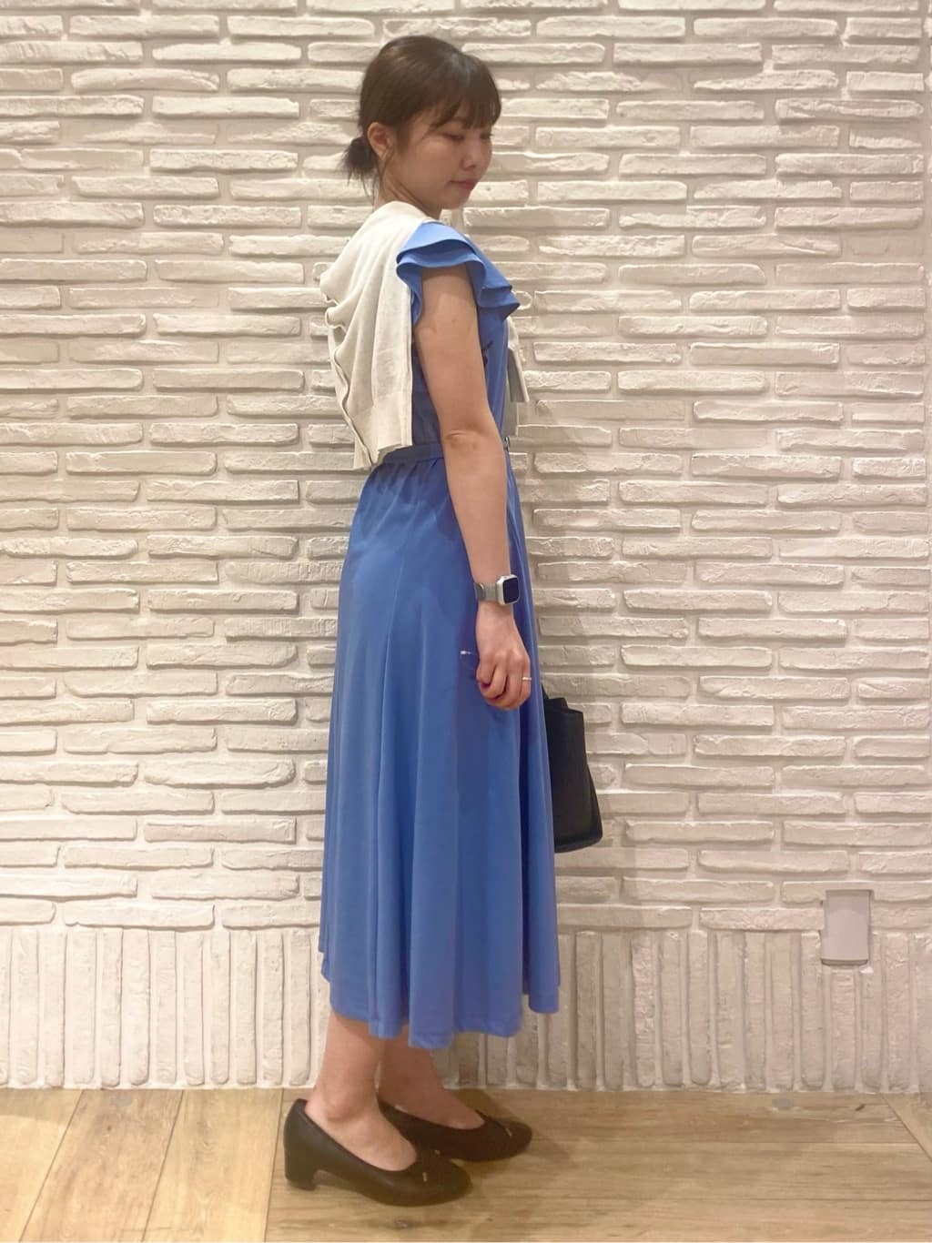 KARENさんの「index｜《5色展開／S-LLサイズ》シルケットVネックフレアワンピース【接触冷感／UVケア／洗濯機洗い可】」を使ったコーディネート