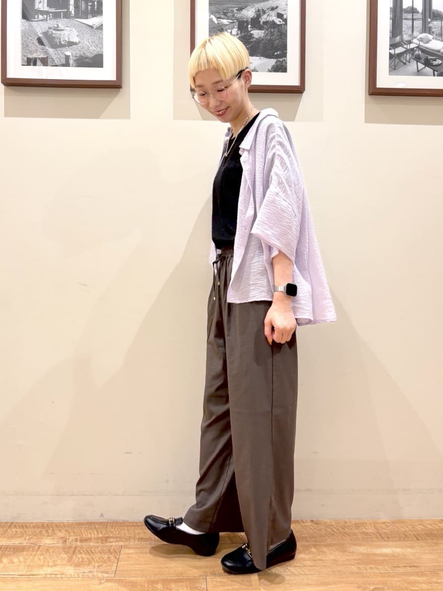 Ayumiさんの「SHOO･LA･RUE｜ゆるっと感がこなれ見え ワッシャーシアー半袖シャツ」を使ったコーディネート