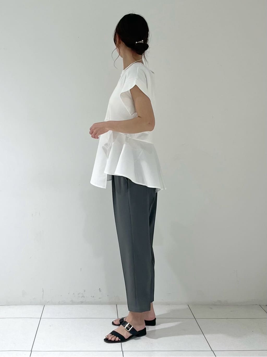 shioriさんの「INDIVI｜【接触冷感／セットアップ対応】イージーテーパードパンツ【通勤・セレモニー】」を使ったコーディネート