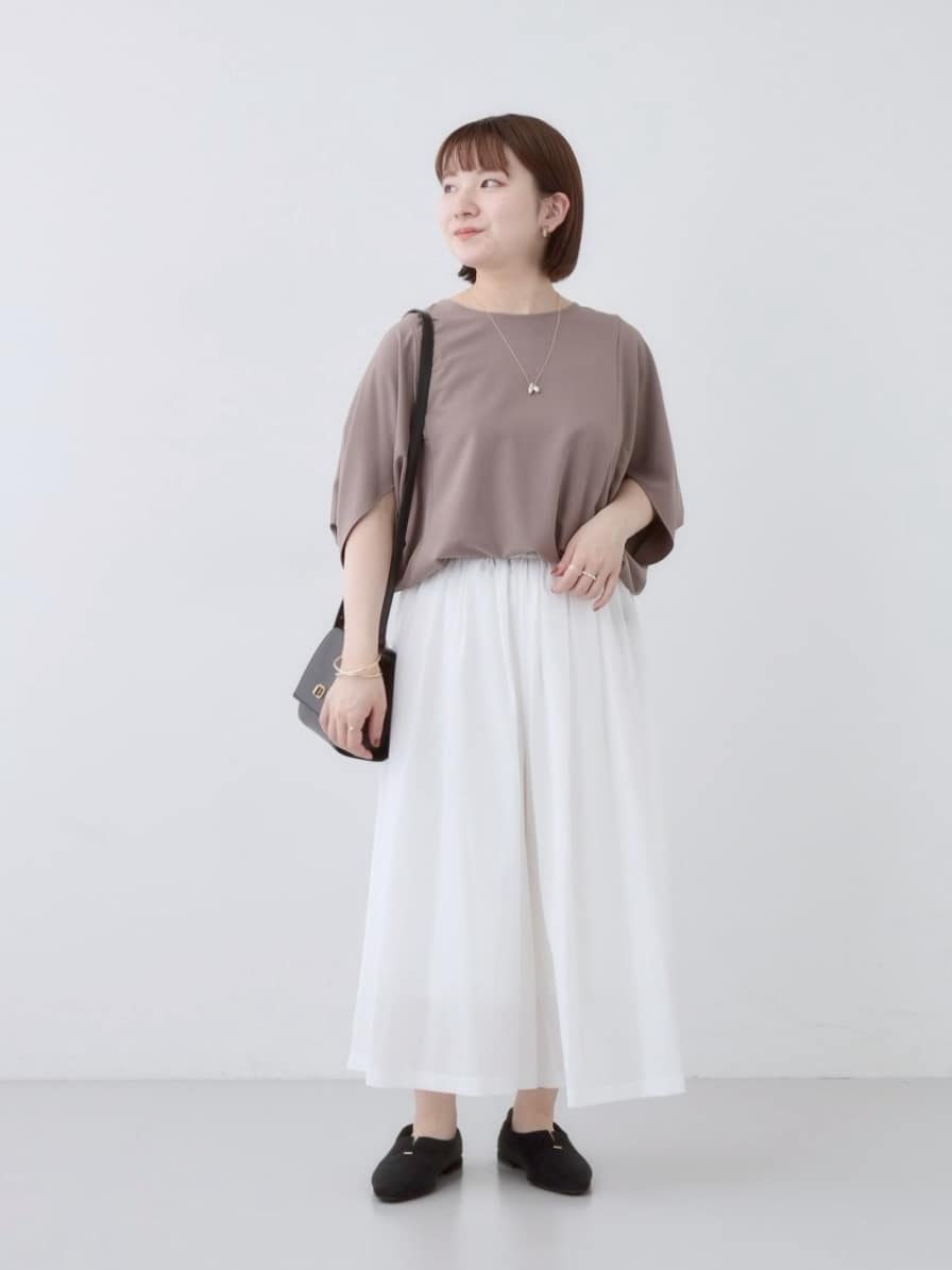 sakuさんの「INDIVI｜【クールエアー素材／UVケア／セットアップ可能】エアリーフレアパンツ」を使ったコーディネート