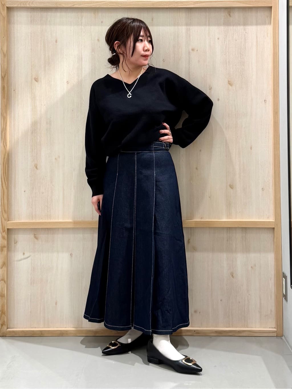 nanaさんの「THE SHOP TK｜【すっきりシルエットが叶う】大人のためのVネックニット/毛玉になりにくい/静電気防止/洗濯機OK」を使ったコーディネート