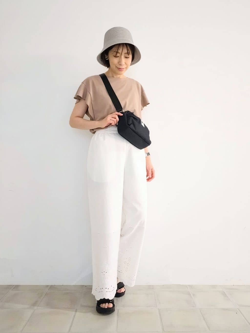 miomioさんの「SHOO･LA･RUE｜【汗ジミ防止/ひんやり/UV】フリルスリーブTシャツ」を使ったコーディネート