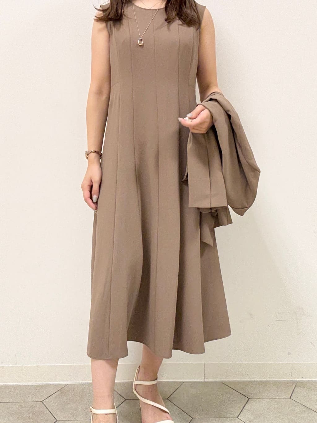 kahoさんの「INDIVI｜【美シルエット】ノースリーブワンピース」を使ったコーディネート