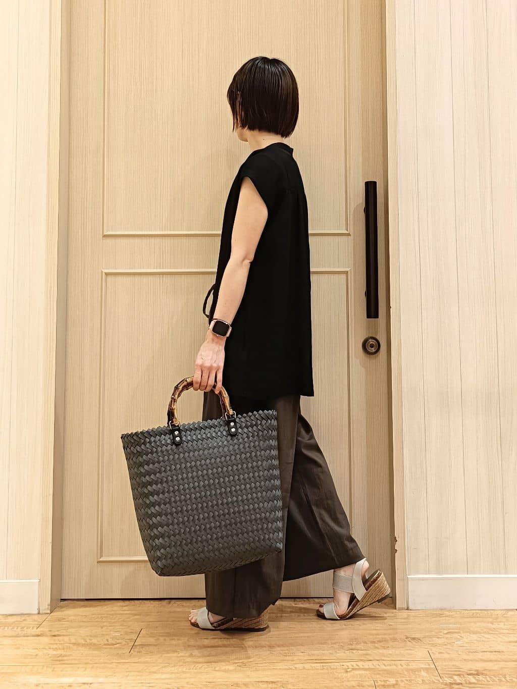 manikoさんの「SHOO･LA･RUE｜【S-LL/洗濯後しわになりにくい】上品にきれい見え スラブギャザーブラウス」を使ったコーディネート