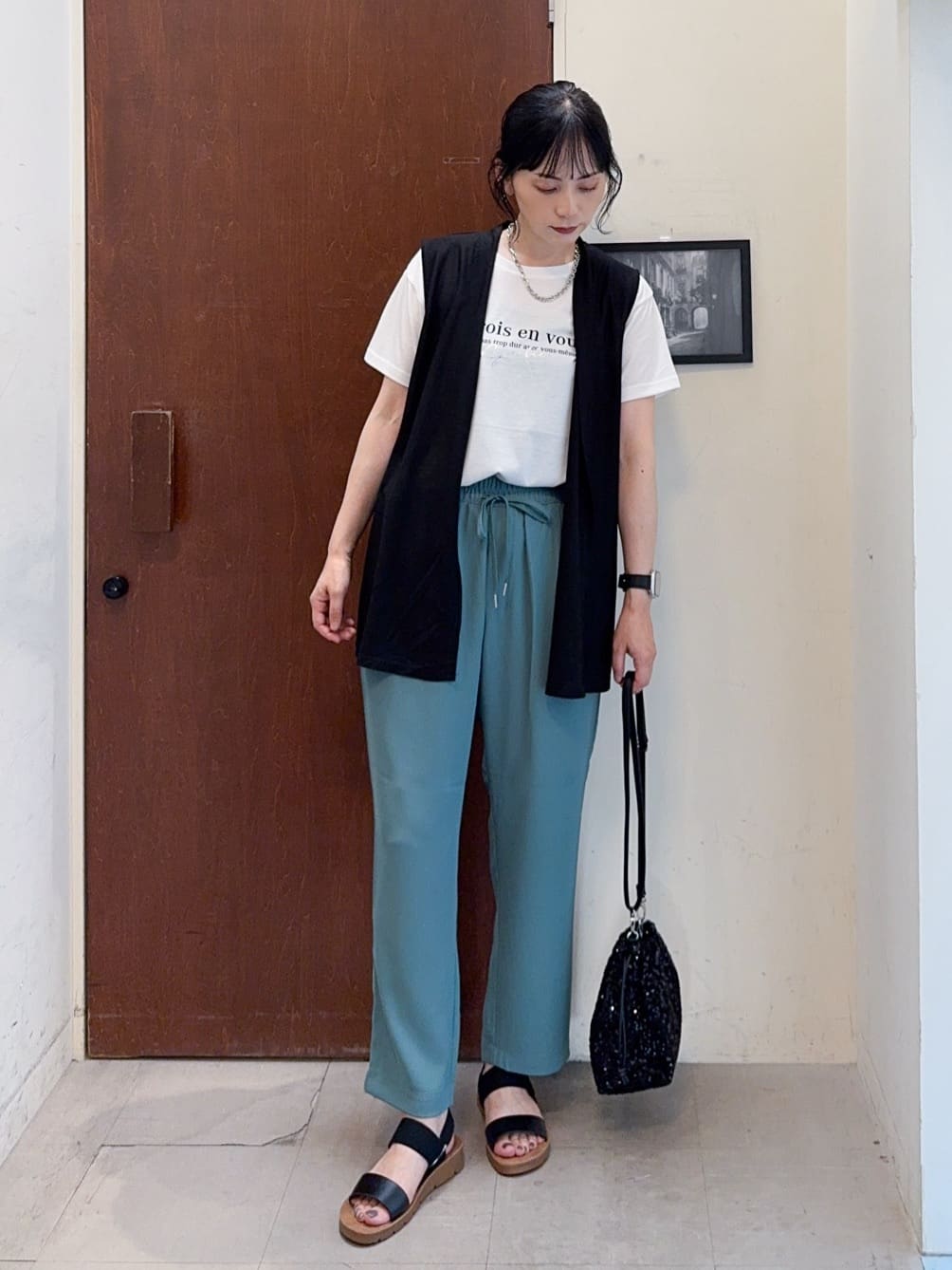 𝐇𝐢𝐫𝐨𝐦𝐢さんの「SHOO･LA･RUE｜【2点セット】着回しいろいろ ジレ＋ロゴTシャツ」を使ったコーディネート