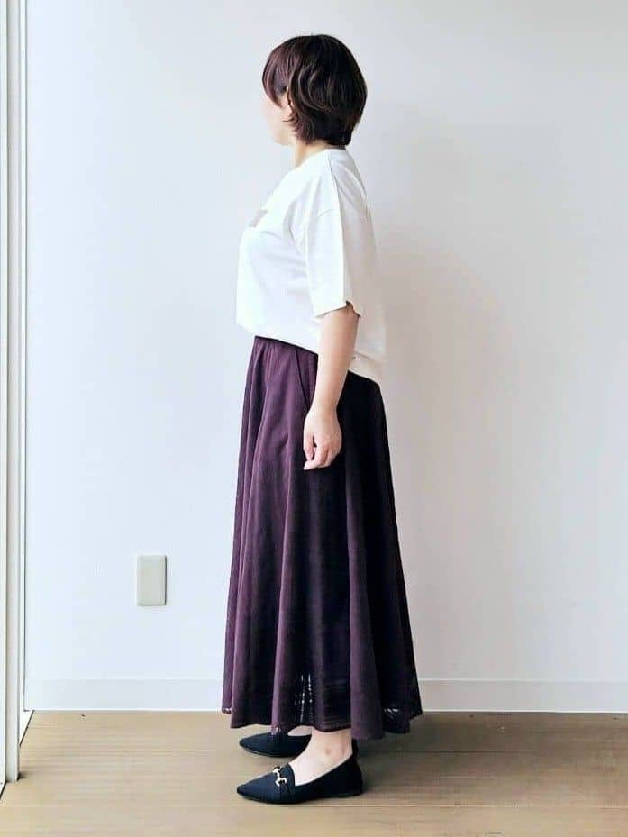 やじまさんの「UNTITLED｜【コットン100/ゆったり/ショート丈/洗える】ベロアロゴTシャツ」を使ったコーディネート
