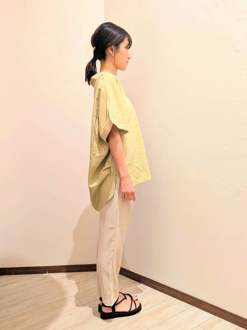 asa.さんの「SHOO･LA･RUE｜【S-LL/UV/接触冷感/抗菌防臭】体型を自然にカバー フレンチリネンブレンド襟付ドルマンシャツ」を使ったコーディネート