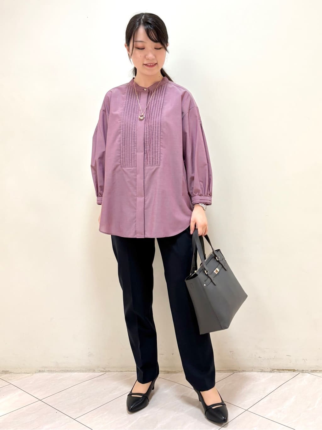 mikiさんの「Reflect｜【程よいゆとり感／体型カバー】ピンタックデザインシャンブレーブラウス」を使ったコーディネート