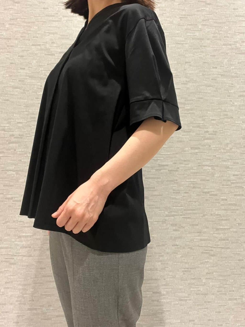 marikoさんの「Reflect｜【すっきり見え！長め丈／マシンウォッシュ可】スキッパーネックジャージトップス」を使ったコーディネート