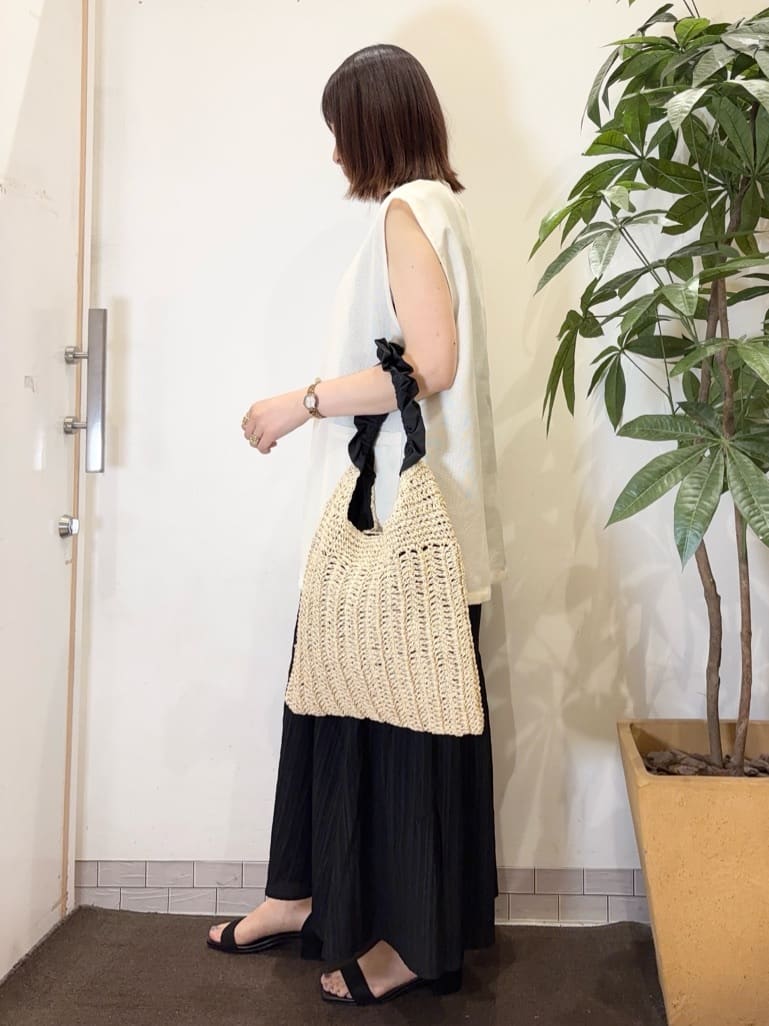 宗形さんの「SHOO･LA･RUE｜【S-LL】夏のレイヤードコーデに さらりと着られるメッシュジレ」を使ったコーディネート