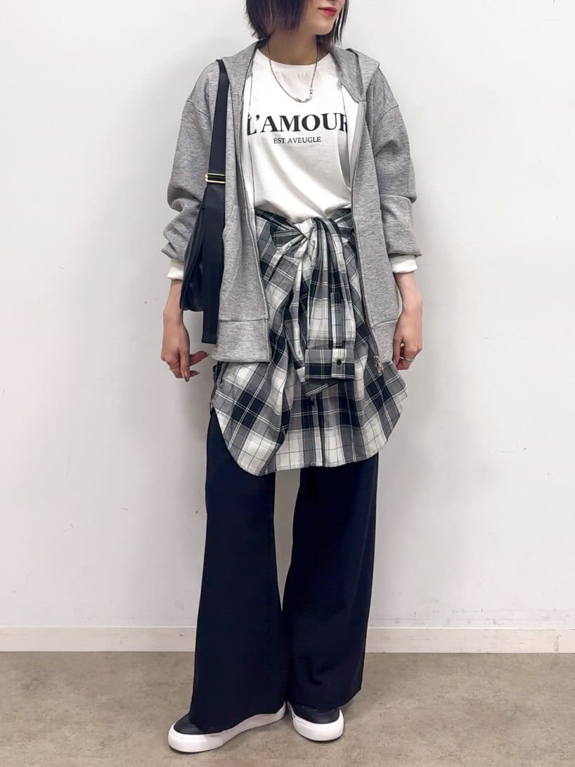 𝐜𝐡𝐢𝐤𝐚さんの「SHOO･LA･RUE｜グラフィックアソート ベーシックロンT」を使ったコーディネート