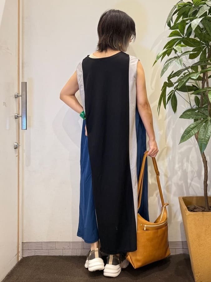 misakiさんの「SHOO･LA･RUE｜【S-LL/ひんやり】全身すっきり見えが楽に叶う サイド切替 バイカラーAラインワンピース」を使ったコーディネート