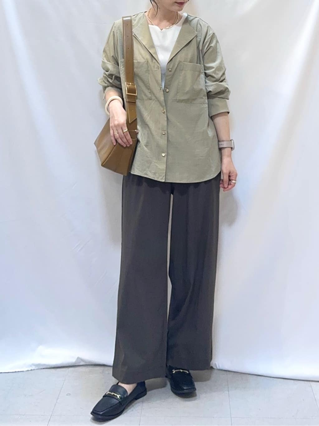 𝐇𝐢𝐫𝐨𝐦𝐢さんの「SHOO･LA･RUE｜【S-LL】大人ヘルシーなこなれ感 オープンカラーシャツ」を使ったコーディネート
