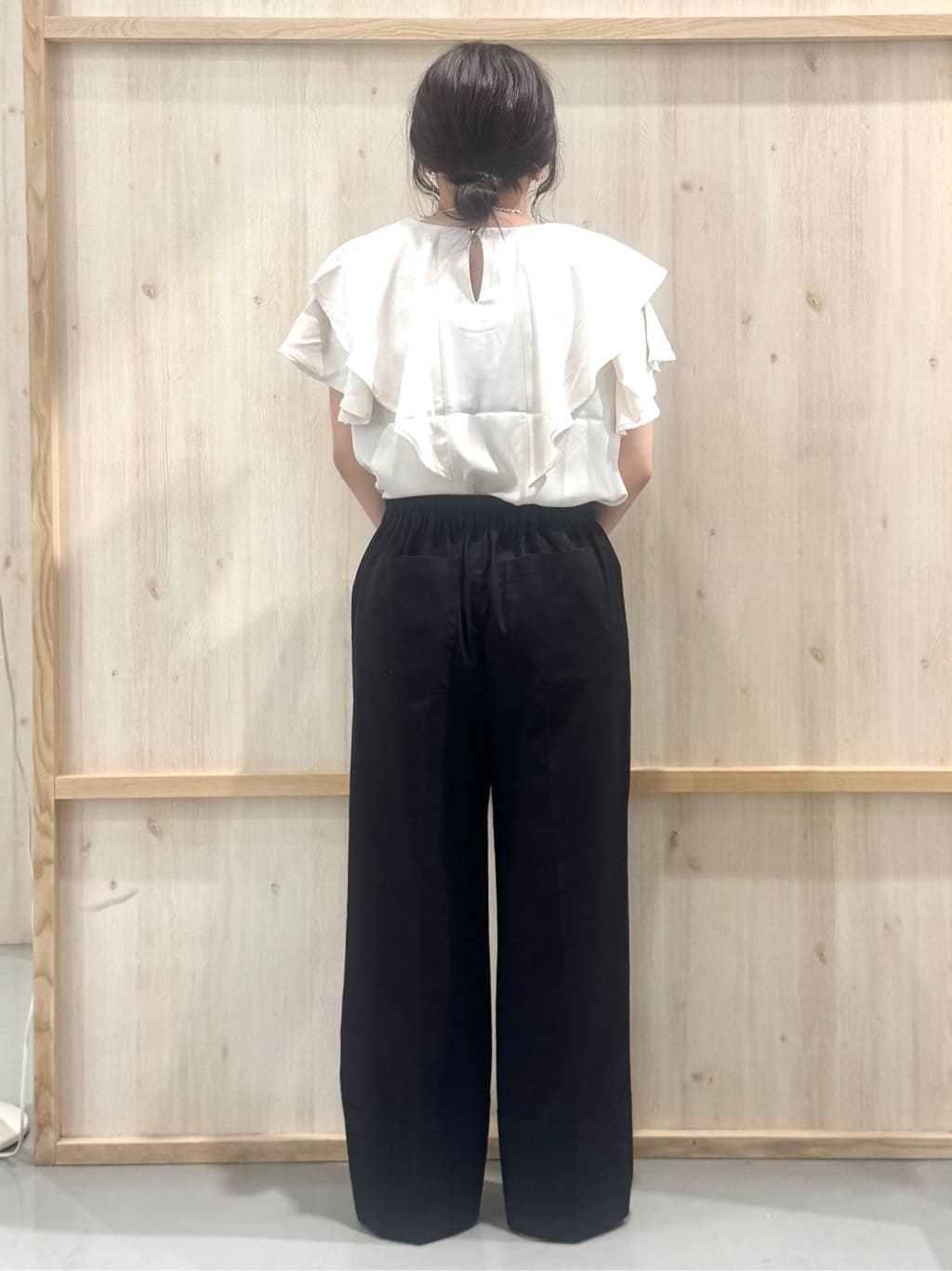 nanaさんの「THE SHOP TK｜【ONOFF活躍】フリルデザインブラウス/セットアップ可」を使ったコーディネート