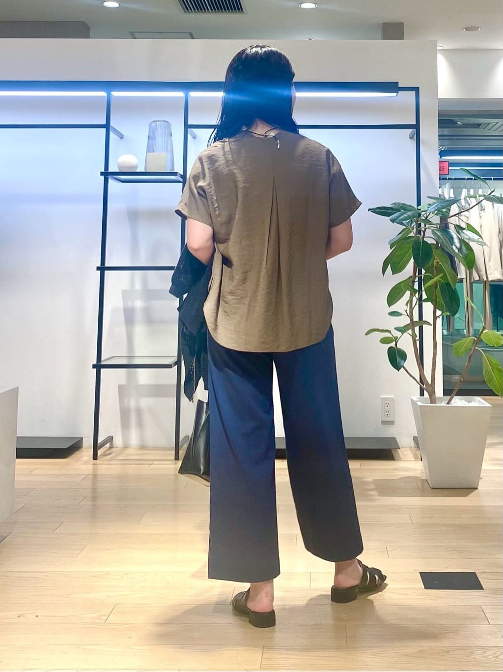 misakiさんの「INDIVI｜【デニムライク】マリンボタン リネン混ワイドパンツ」を使ったコーディネート