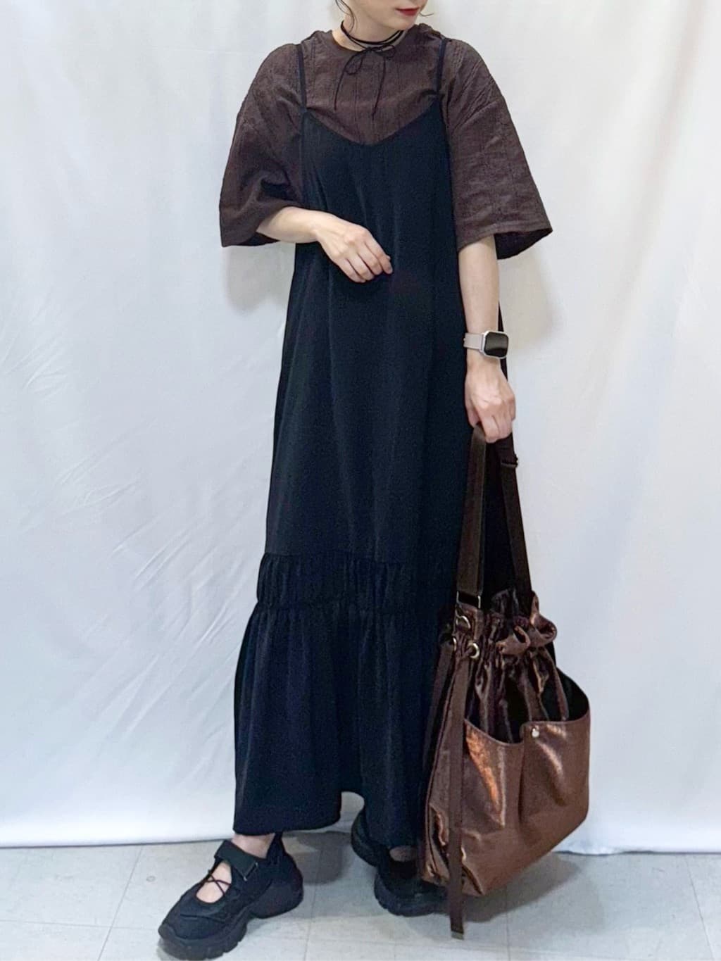 𝐇𝐢𝐫𝐨𝐦𝐢さんの「SHOO･LA･RUE｜【ひんやり】シャーリングがアクセントに 大人のデザインキャミワンピース」を使ったコーディネート