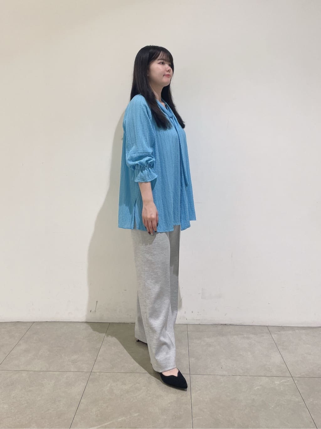 emikaさんの「INDIVI｜【洗える／シャーリング素材】ボリューム袖エアリーブラウス」を使ったコーディネート