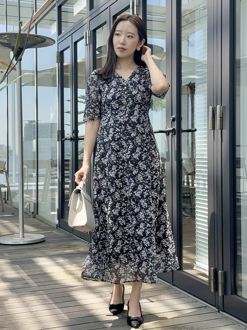 teiさんの「Couture brooch｜【一枚で着映える・通勤】Vネックフラワーワンピース」を使ったコーディネート