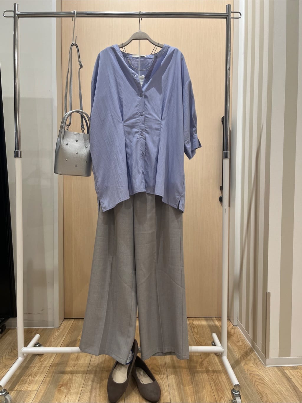 みわさんの「SHOO･LA･RUE｜【S-LL/通勤スタイルにも】ウエストタックで程よくシェイプ 大人の上品ブラウス」を使ったコーディネート