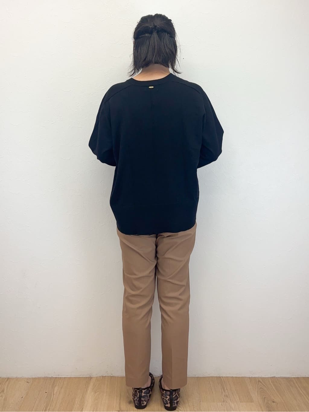 Takeさんの「OPAQUE.CLIP｜リラクシーVネックニット【洗濯機洗OK】《6col》」を使ったコーディネート
