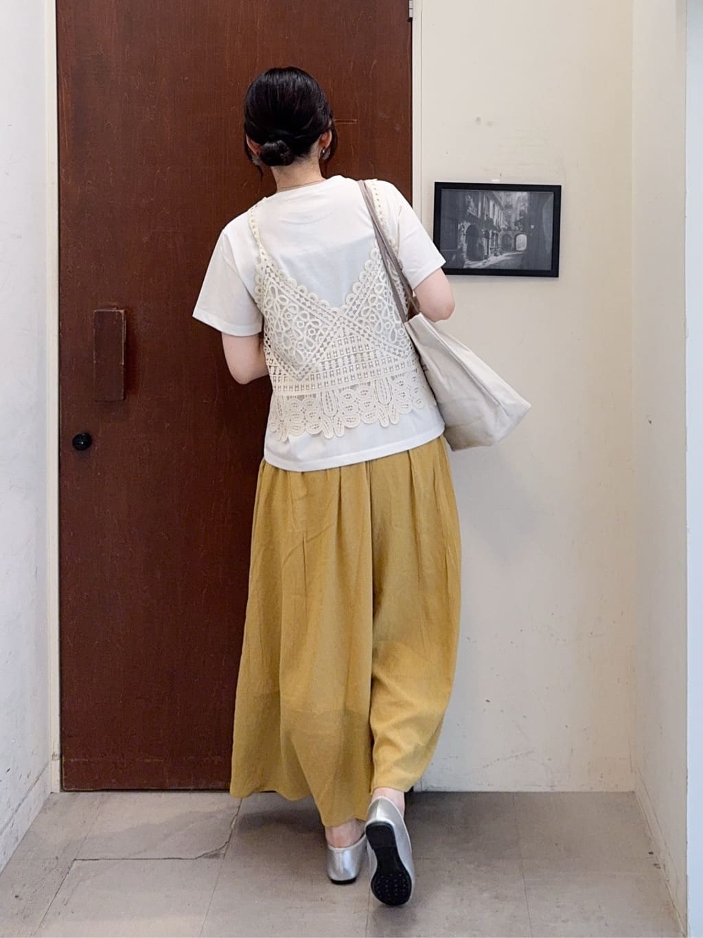 𝐇𝐢𝐫𝐨𝐦𝐢さんの「SHOO･LA･RUE｜【2点セット/ひんやり】レースビスチェ＋Tシャツ」を使ったコーディネート