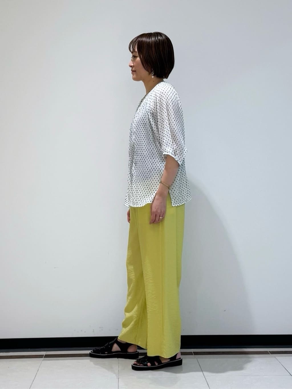 mikaさんの「INDIVI｜◆【洗える／ドット柄／凹凸素材】袖コンシャスドルマンブラウス」を使ったコーディネート