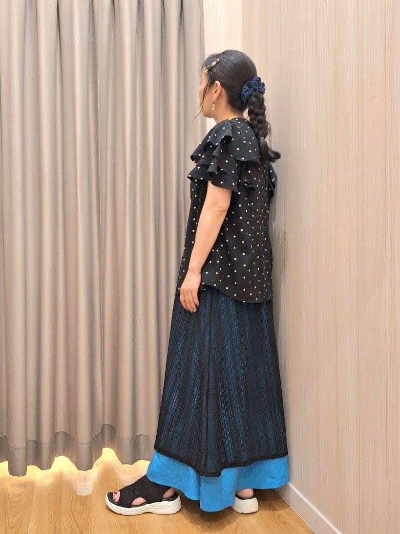 Saoさんの「SHOO･LA･RUE｜【無地/ドット柄】お袖フリルが華やぐ きれいめブラウス」を使ったコーディネート