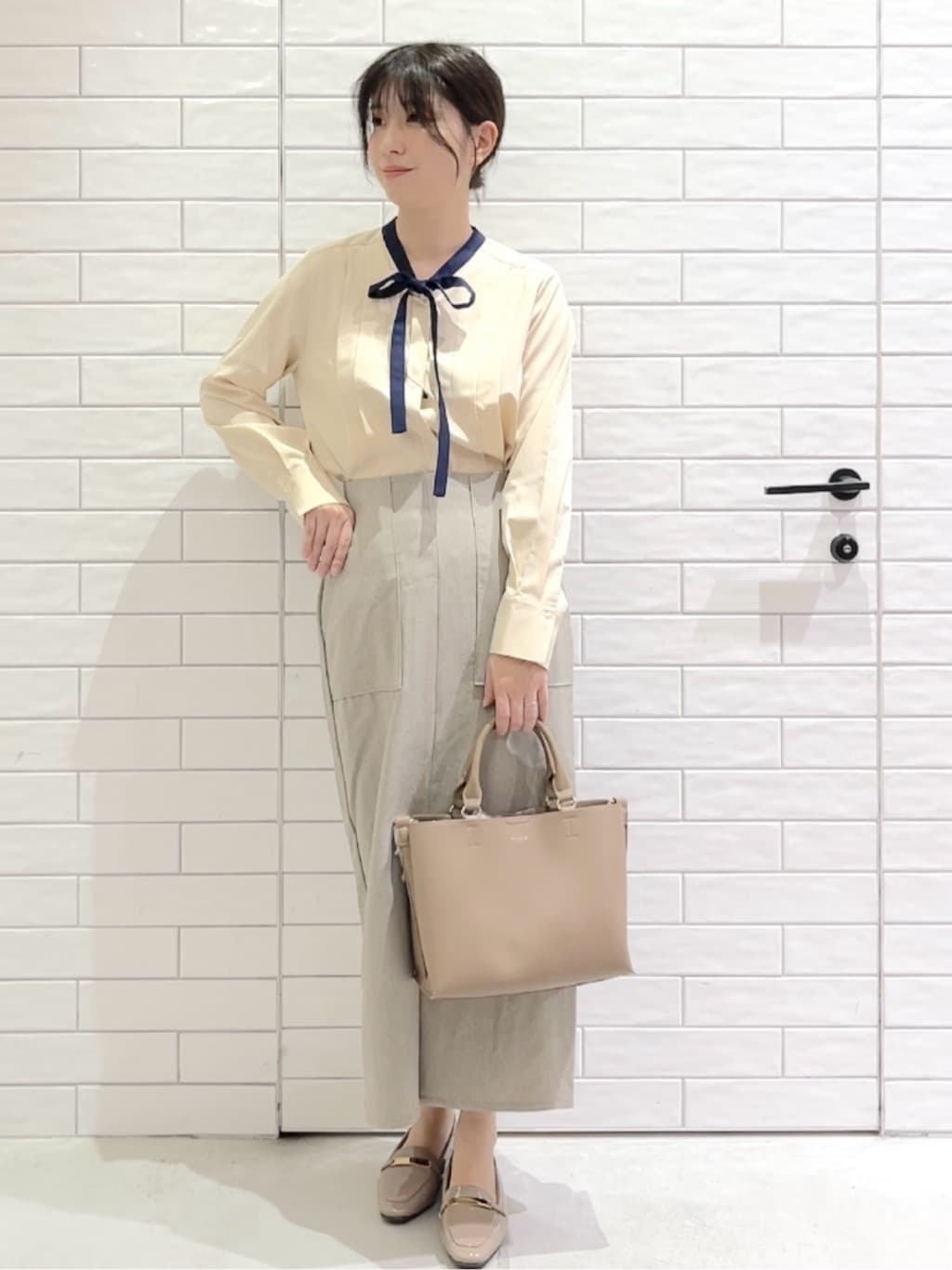 しおりさんの「OPAQUE.CLIP｜バイカラーボウタイブラウス【洗濯機OK】」を使ったコーディネート
