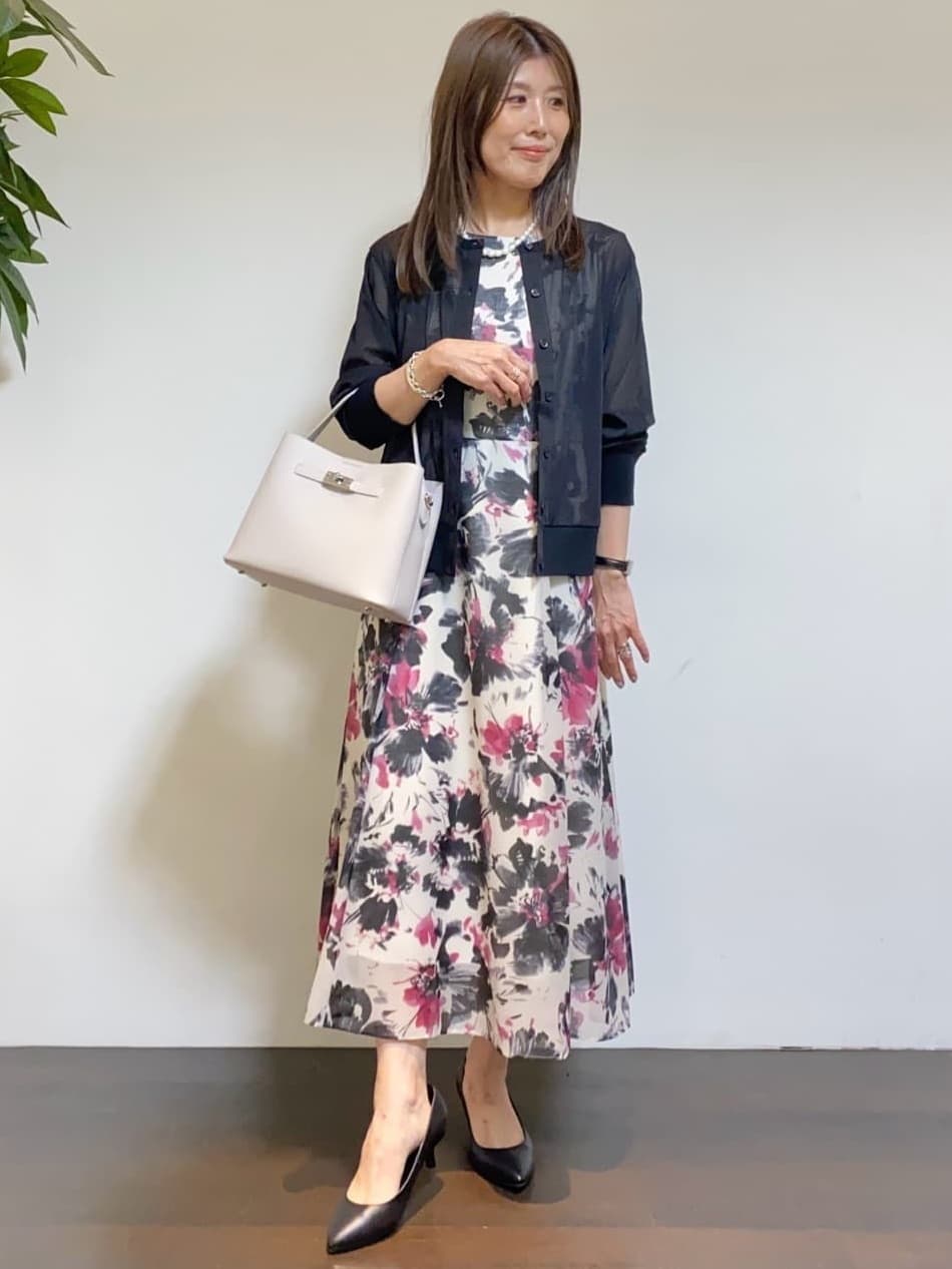 tomoさんの「UNTITLED｜【シアー/エレガント/花柄/夏ワンピ】ペイントフラワーワンピース」を使ったコーディネート