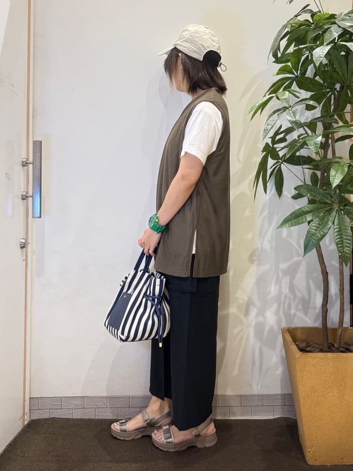 misakiさんの「SHOO･LA･RUE｜【2点セット】着回しいろいろ ジレ＋ロゴTシャツ」を使ったコーディネート