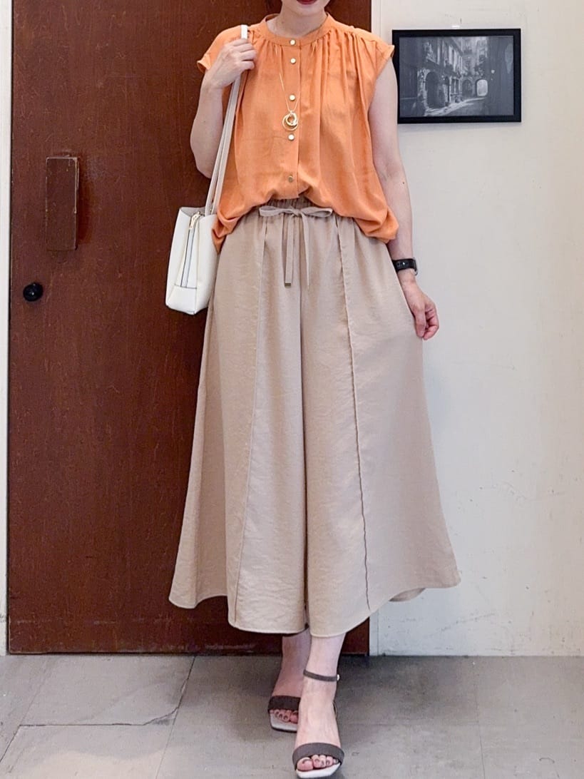 𝐇𝐢𝐫𝐨𝐦𝐢さんの「SHOO･LA･RUE｜【S-LL/ひんやり】さらっとタッチできれい見え ピンタックスカーチョ」を使ったコーディネート