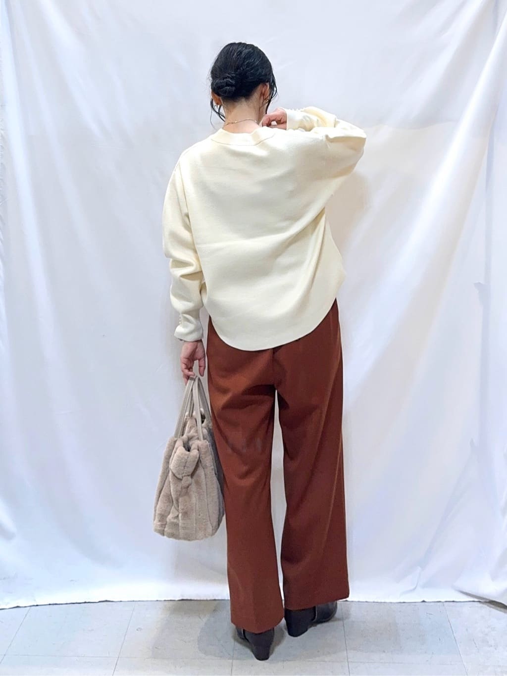 𝐇𝐢𝐫𝐨𝐦𝐢さんの「SHOO･LA･RUE｜【洗濯機可/S-LL/高レビュー】上品シルエットで美しい イージーワイドパンツ」を使ったコーディネート