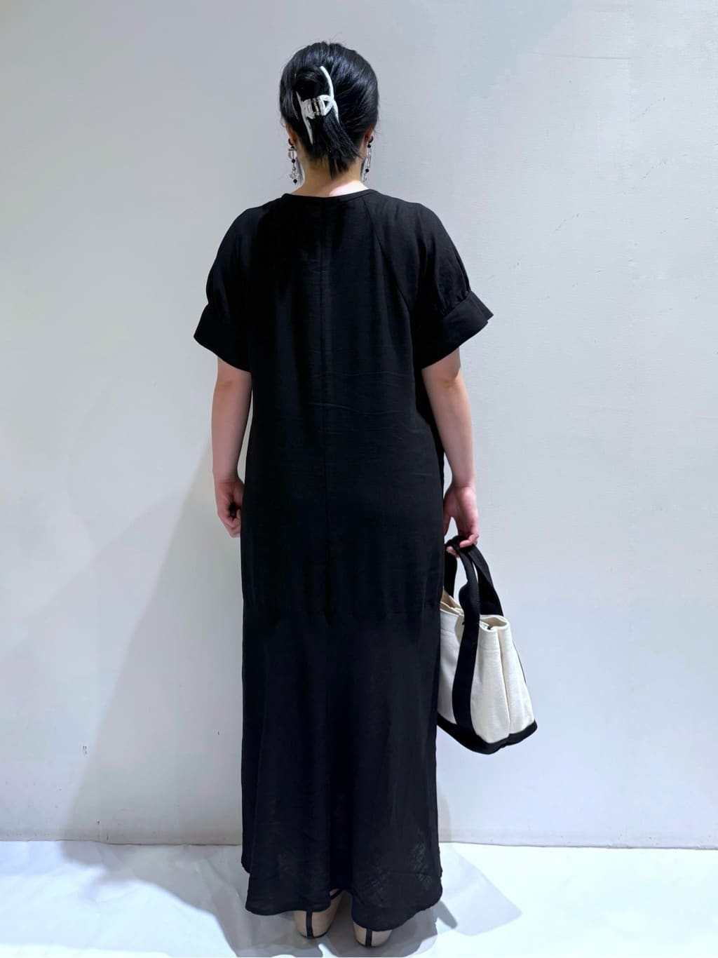 momoさんの「OPAQUE.CLIP｜レーヨン麻キーネックワンピース【洗える】」を使ったコーディネート