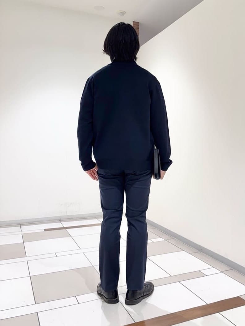 及川さんの「TAKEO KIKUCHI｜アンチピリング ジップアップ ニット」を使ったコーディネート