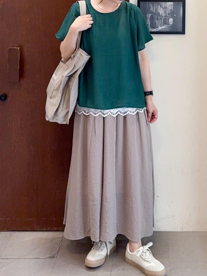𝐇𝐢𝐫𝐨𝐦𝐢さんの「SHOO･LA･RUE｜【S-LL】着るだけで簡単にコーデが決まる レースレイヤード風ドルマントップス」を使ったコーディネート