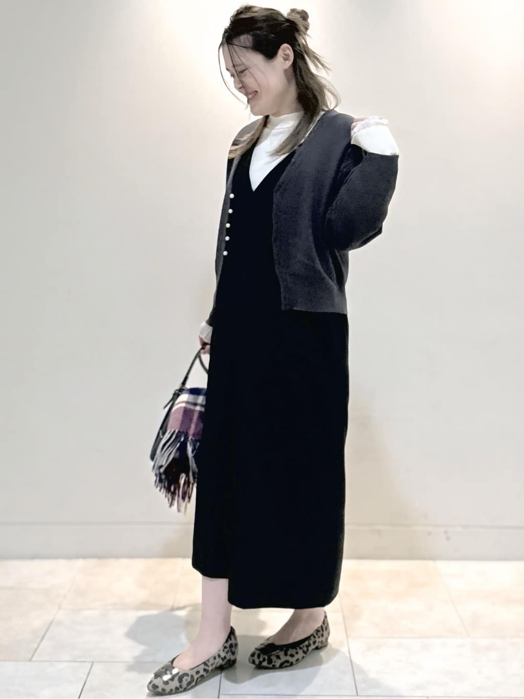 S&auml;K&iuml;さんの「Reflect｜【軽い羽織に◎／セットアップ可】パール調ボタン付きカーディガン」を使ったコーディネート