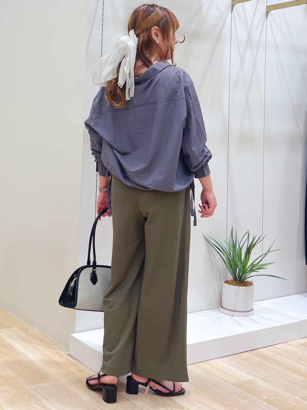 みことさんの「grove｜【接触冷感】見た目はきちんと、着心地はらくちん クロップドベイカーパンツ」を使ったコーディネート